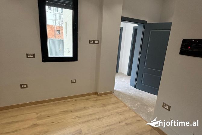 Jepet shtepi 1 kateshe ne qender te tiranes e ndare ne 3 garsonjere (jepet dhe per airbnb)