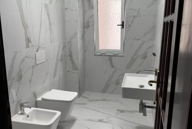 Ambient biznesi me qera 3+1 ne Tirane - 1,700 Euro