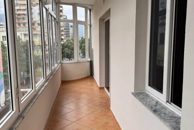 Ambient biznesi me qera 3+1 ne Tirane - 1,700 Euro