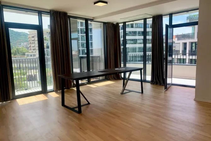 Jepet super ambient biznesi me qera 2+1+2+garazhd tek Lake View Residence , Liqeni Artificial