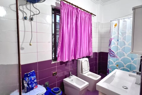 Shtepi me qera Apartament ne Tirane, 2+1, Mobilimi E mobiluar, Pagesa 50,000  Leke.