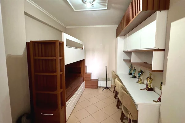 Shtepi me qera Apartament ne Tirane, 2+1, Mobilimi E mobiluar, Pagesa 700  Euro.