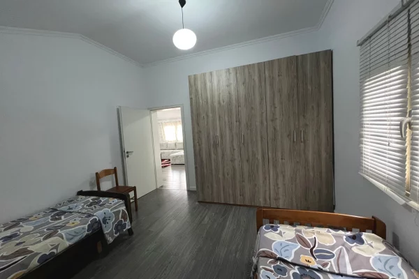 Shtepi me qera Apartament ne Tirane, 2+1, Mobilimi E mobiluar, Pagesa 50,000  Leke.