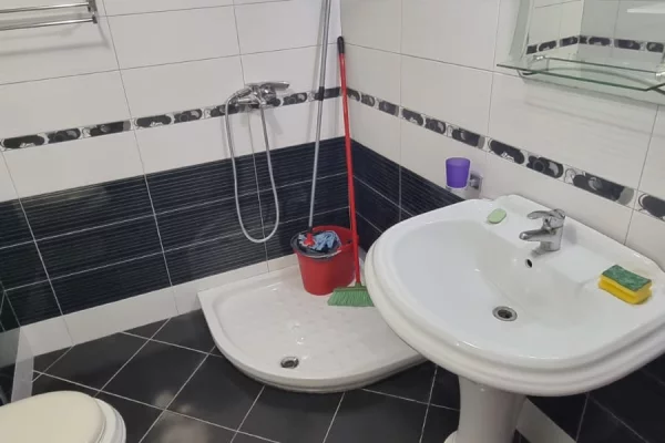 Shtepi me qera Apartament ne Tirane, 2+1, Mobilimi E mobiluar, Pagesa 50,000  Leke.