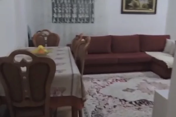 Shtepi ne shitje Apartament ne Tirane, 2+1, Mobilimi E mobiluar, Pagesa 180,000  Euro.