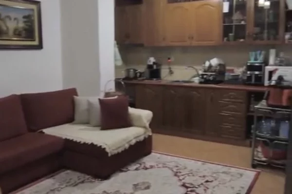 Shtepi ne shitje Apartament ne Tirane, 2+1, Mobilimi E mobiluar, Pagesa 180,000  Euro.