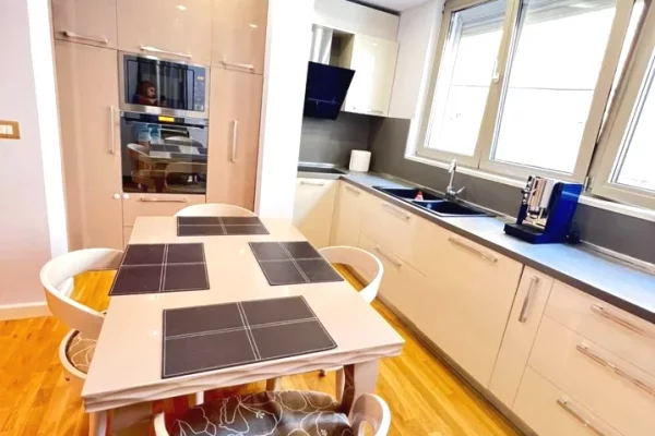 Jepet super apartament 2+1 ne qender te Tiranes