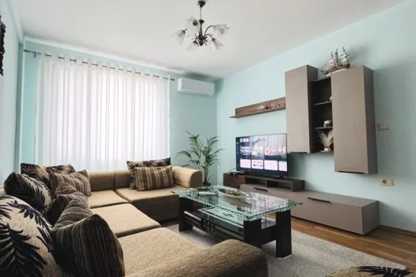 Jepet apartament 1+1 (uje+drita+internet te perfshira ne cmim) me qera prane Sheshit Willson