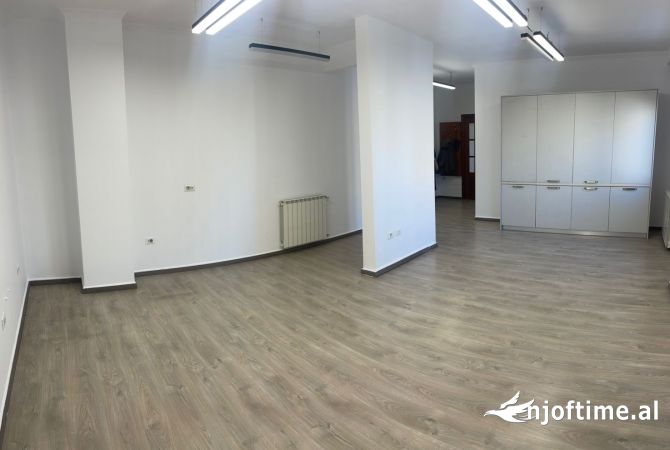 Ambient biznesi me qera 3+1 ne Tirane - 1,000 Euro