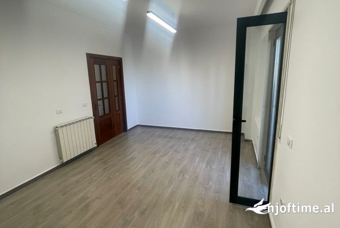 Ambient biznesi me qera 3+1 ne Tirane - 1,000 Euro