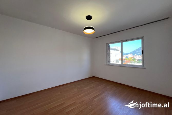 Shtepi ne shitje Apartament ne Tirane, 3+1, Mobilimi Pjeserisht e mobiluar, Pagesa 145,000  Euro.