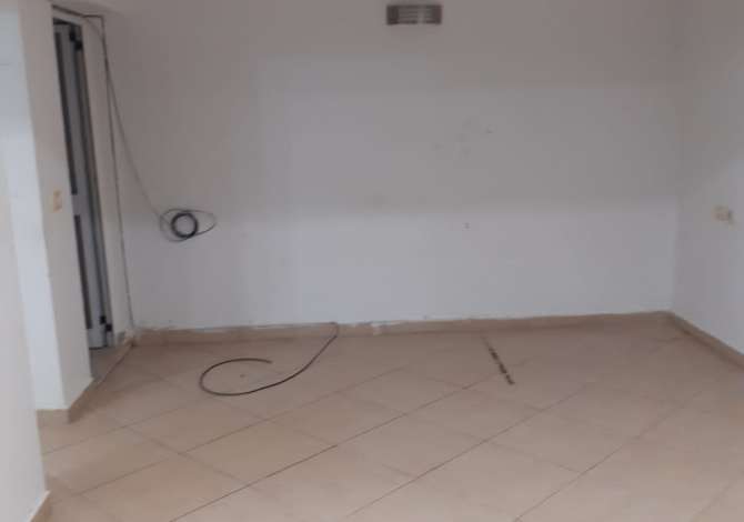 Jepet me qera Ambjent  Biznesi 300 mije leke , rruga Dora Distria prane Gardes.