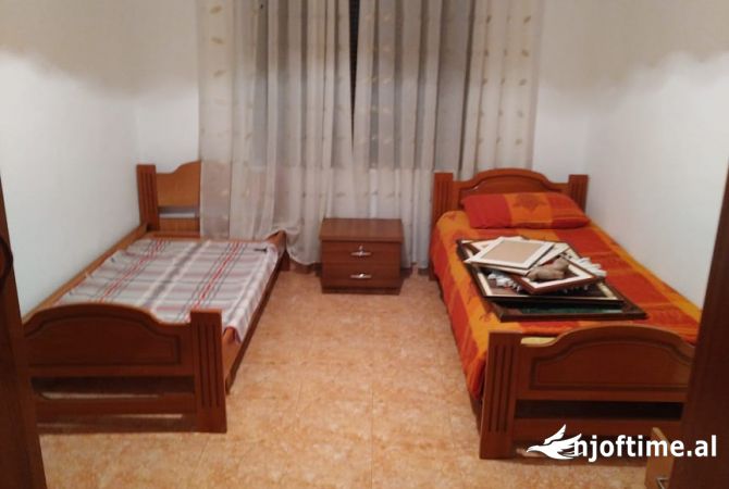 Shtepi me qera Apartament ne Tirane, 3+1, Mobilimi E mobiluar, Pagesa 500  Euro.