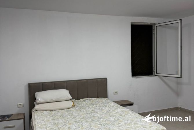 Shtepi me qera Shtepi Private ne Tirane, 2+1, Mobilimi E mobiluar, Pagesa 35,000  Leke.