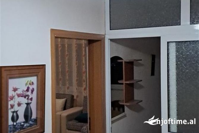 Shtepi me qera Apartament ne Tirane, 2+1, Mobilimi E mobiluar, Pagesa 500  Euro.