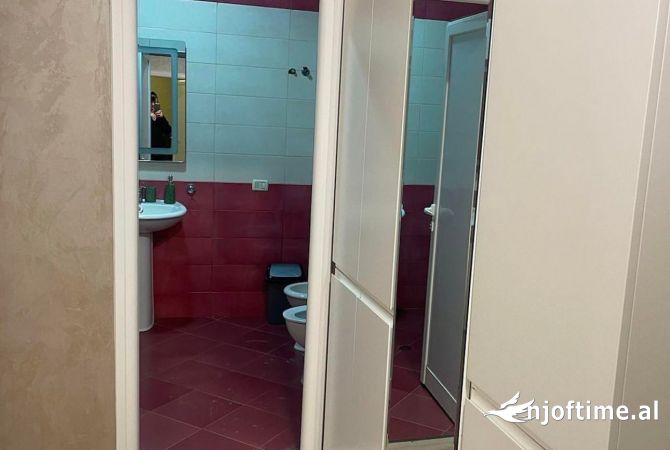 Shtepi me qera Apartament ne Tirane, 3+1, Mobilimi E mobiluar, Pagesa 1,000  Euro.