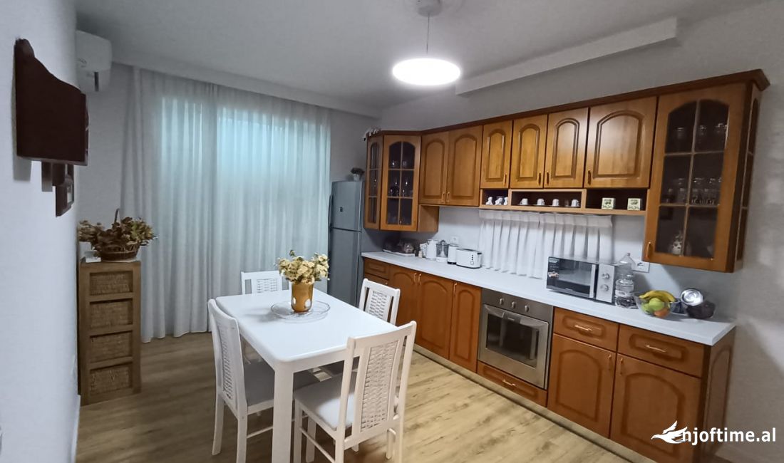 Shtepi me qera Apartament ne Tirane, 3+1, Mobilimi E mobiluar, Pagesa 600  Euro.