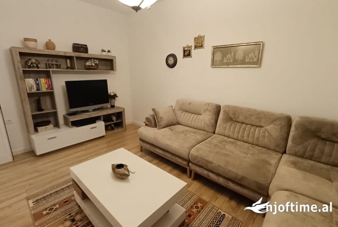 Shtepi me qera Apartament ne Tirane, 3+1, Mobilimi E mobiluar, Pagesa 600  Euro.