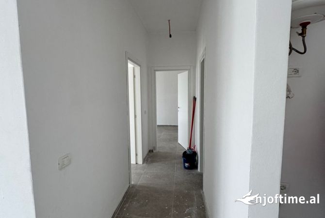 Shtepi me qera Apartament ne Tirane, 2+1, Mobilimi Bosh, pa mobiluar, Pagesa 40,000  Leke.