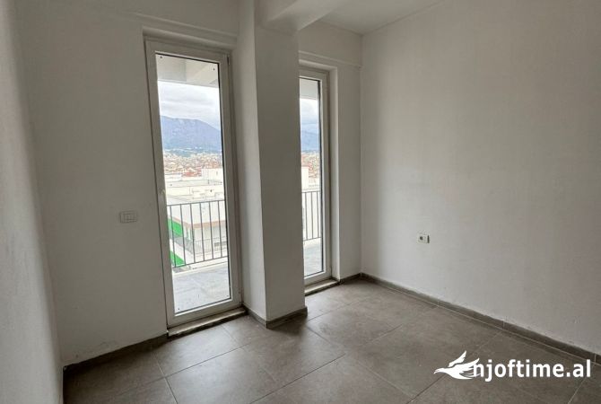 Shtepi me qera Apartament ne Tirane, 2+1, Mobilimi Bosh, pa mobiluar, Pagesa 40,000  Leke.