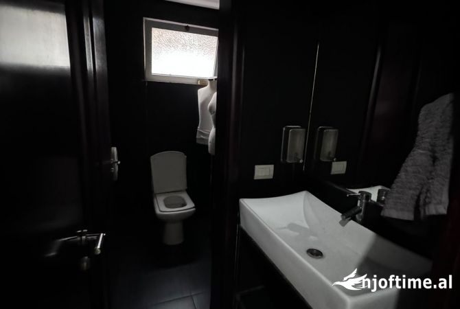 Jepet me qera Ambjent Biznesi 140m2, 21 Dhjetori prane Inxhinierise (rr.Muhamed Gjollesha) 1200 euro