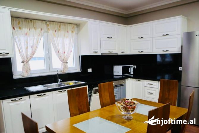 Shtepi me qera Shtepi Private ne Tirane, 3+1, Mobilimi E mobiluar, Pagesa 800  Euro.