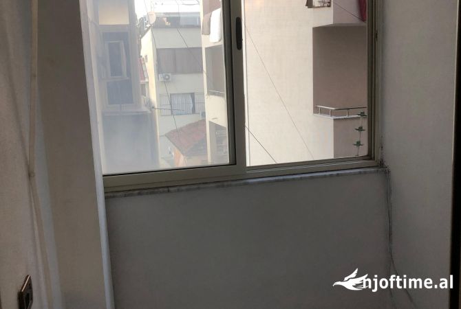 Shtepi me qera Apartament ne Tirane, 1+1, Mobilimi E mobiluar, Pagesa 40,000  Leke.