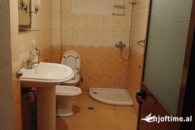 Shtepi me qera Apartament ne Tirane, 1+1, Mobilimi E mobiluar, Pagesa 40,000  Leke.