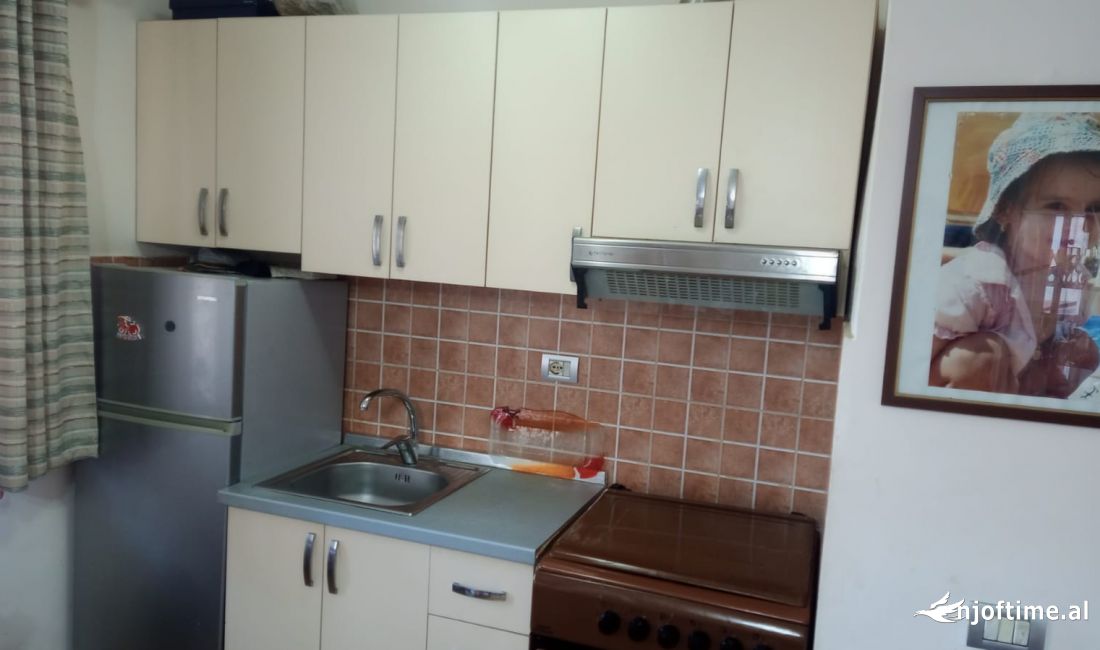 Shtepi ne shitje Apartament ne Tirane, 1+1, Mobilimi E mobiluar, Pagesa 93,000  Euro.