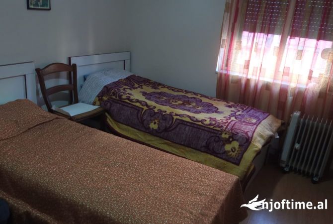 Shtepi ne shitje Apartament ne Tirane, 1+1, Mobilimi E mobiluar, Pagesa 93,000  Euro.