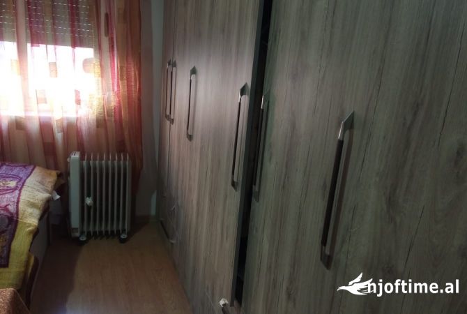 Shtepi ne shitje Apartament ne Tirane, 1+1, Mobilimi E mobiluar, Pagesa 93,000  Euro.