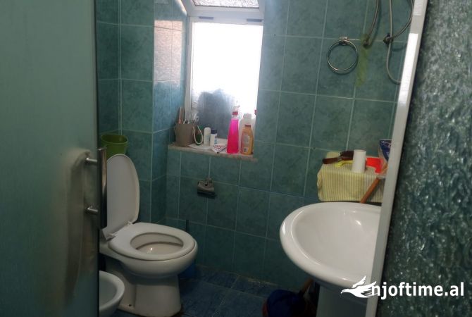 Shtepi ne shitje Apartament ne Tirane, 1+1, Mobilimi E mobiluar, Pagesa 93,000  Euro.