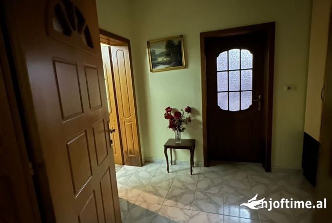 Shtepi me qera Apartament ne Tirane, 2+1, Mobilimi E mobiluar, Pagesa 50,000  Leke.