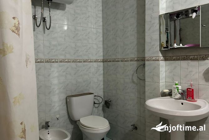 Shtepi me qera Apartament ne Tirane, 2+1, Mobilimi E mobiluar, Pagesa 50,000  Leke.