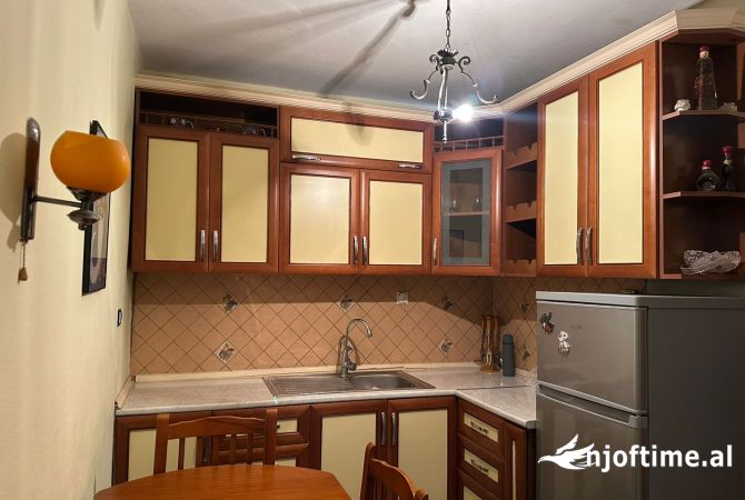 Shtepi me qera Apartament ne Tirane, 2+1, Mobilimi E mobiluar, Pagesa 50,000  Leke.