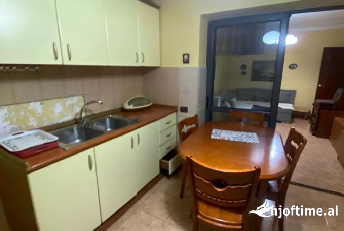 Shtepi me qera Apartament ne Tirane, 2+1, Mobilimi E mobiluar, Pagesa 450  Euro.