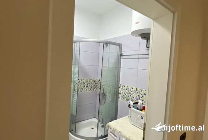 Shtepi me qera Apartament ne Tirane, 2+1, Mobilimi E mobiluar, Pagesa 50,000  Leke.