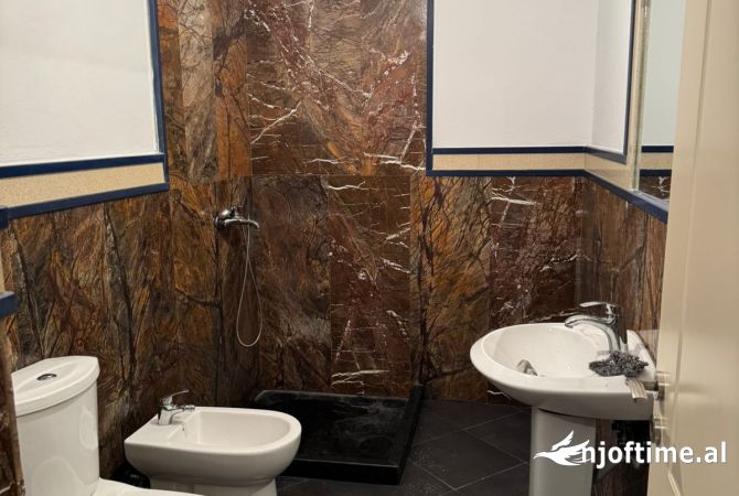 Shtepi me qera Apartament ne Tirane, 2+1, Mobilimi E mobiluar, Pagesa 43,000  Leke.