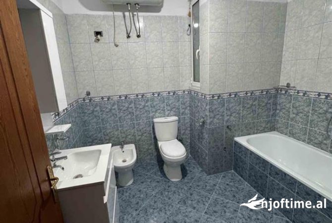 Shtepi me qera Apartament ne Tirane, 2+1, Mobilimi Bosh, pa mobiluar, Pagesa 50,000  Leke.