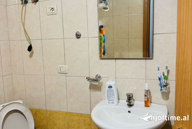 Shtepi me qera Apartament ne Tirane, 1+1, Mobilimi E mobiluar, Pagesa 40,000  Leke.