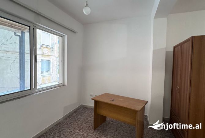 Ambient biznesi me qera 3+1 ne Tirane - 70,000 Leke