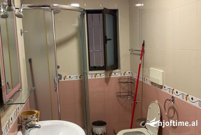 Shtepi me qera Apartament ne Tirane, 3+1, Mobilimi E mobiluar, Pagesa 500  Euro.