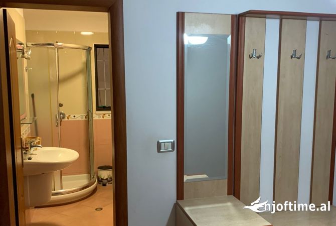 Shtepi me qera Apartament ne Tirane, 3+1, Mobilimi E mobiluar, Pagesa 500  Euro.