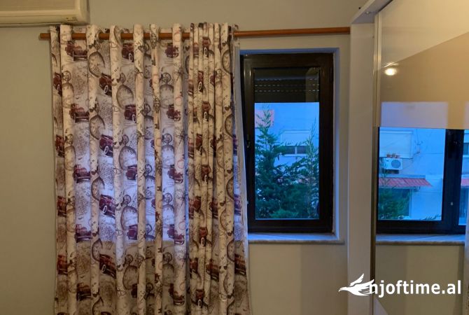 Shtepi me qera Apartament ne Tirane, 3+1, Mobilimi E mobiluar, Pagesa 500  Euro.