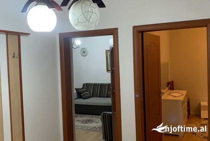 Shtepi me qera Apartament ne Tirane, 3+1, Mobilimi E mobiluar, Pagesa 500  Euro.