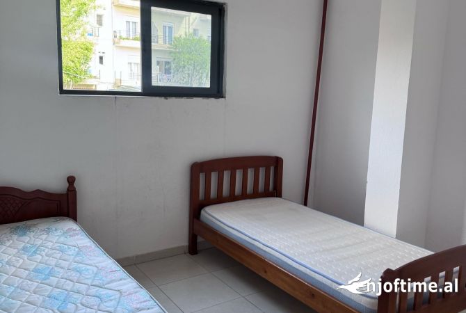 Shtepi me qera Shtepi Private ne Tirane, 2+1, Mobilimi E mobiluar, Pagesa 40,000  Leke.