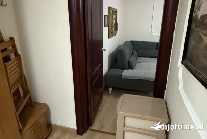 Shtepi me qera Apartament ne Tirane, 2+1, Mobilimi E mobiluar, Pagesa 400  Euro.