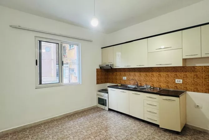 Shtepi me qera 2+1 ne Tirane - 60,000 Leke