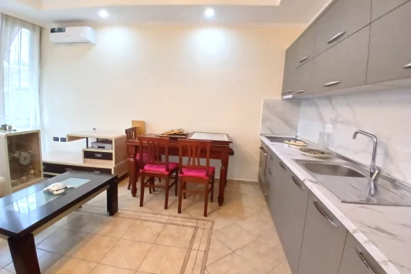 Shtepi me qera Apartament ne Tirane, 2+1, Mobilimi E mobiluar, Pagesa 50,000  Leke.