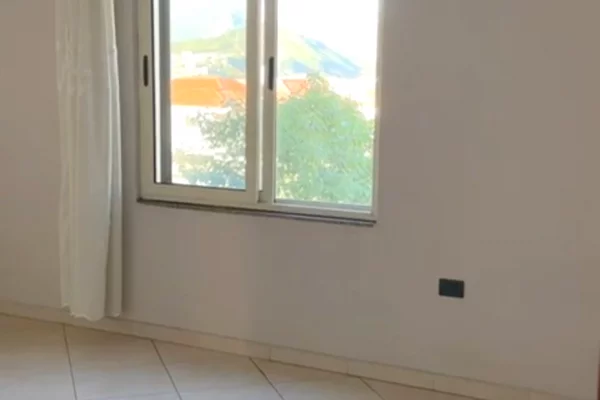 Shtepi me qera Apartament ne Tirane, 1+1, Mobilimi Pjeserisht e mobiluar, Pagesa 35,000  Leke.